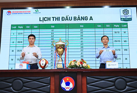 Đại diện VFF và Nhà T trợ bốc thăm lịch thi đấu. Ảnh: Đức Cường