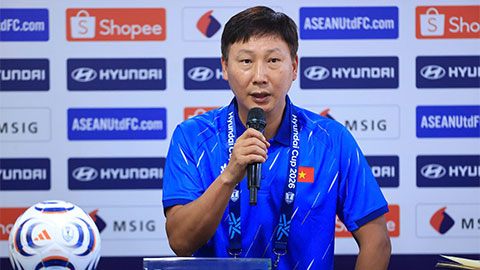 HLV Kim Sang Sik tự tin dù phải làm khách trước Malaysia ở bán kết lượt đi AFF Cup 2026 - Ảnh: Đức Cường