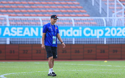 HLV Kim Sang Sik khá quan sát kỹ mặt cỏ sân Kuala Lumpur trước trận bán kết gặp Malaysia