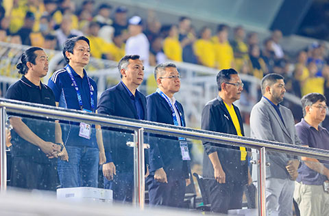 Chủ tịch Trần Quốc Tuấn (thứ 3 từ trái sang) thay mặt VFF thưởng ĐT Việt Nam 1,5 tỷ đồng sau trận thắng Malaysia - Ảnh: Đức Cường