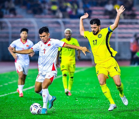 Paulo Josue tranh bóng cùng Xuân Mạnh