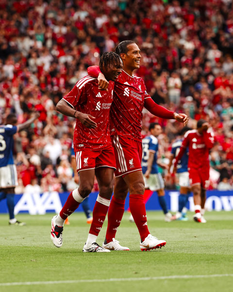 Jacquet phối hợp rất ăn ý với đội trưởng Van Dijk - Ảnh: @LFC