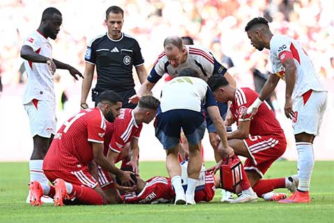 Musiala đổ gục xuống sân ở trận đấu mới đây của Bayern