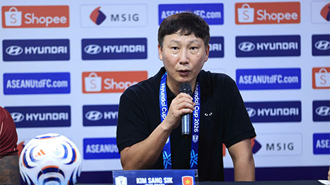 HLV Kim Sang Sik mong Xuân Son ghi 3 bàn vào lưới Thái Lan ở chung kết AFF Cup 2026 - Ảnh: Đức Cường 