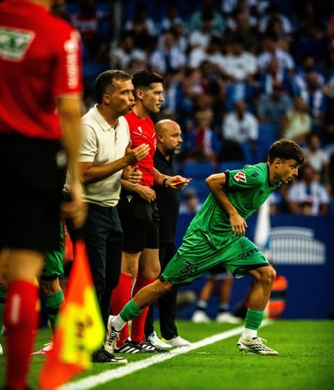 Trước đó, Marc Santos là cầu thủ trẻ thứ 3 lịch sử La Liga được trình làng. Ảnh: UD Levante