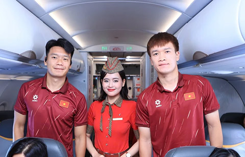 ĐT Việt Nam trải nghiệm những chuyến bay Vietjet Air thoải mái, an toàn - Ảnh: Đức Cường