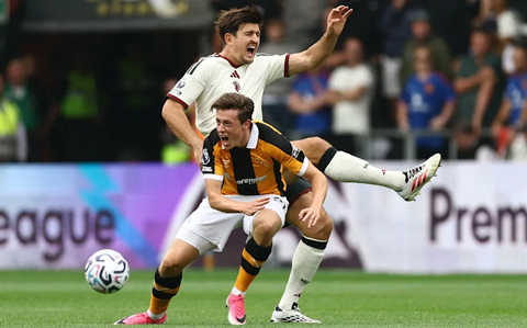 Maguire liên tục bị cầu thủ Hull khoét vào điểm yếu - Ảnh: Getty Images