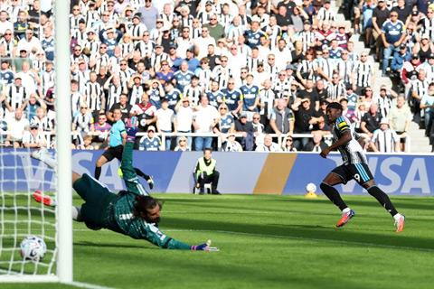 Elanga dễ dàng xé toạc hàng thủ Liverpool ở pha bứt tốc rồi ghi bàn mở tỷ số
