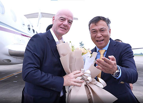 Chủ tịch VFF Trần Quốc Tuấn chào đón Chủ tịch FIFA Gianni Infantino ngay tại sân bay Nội Bài