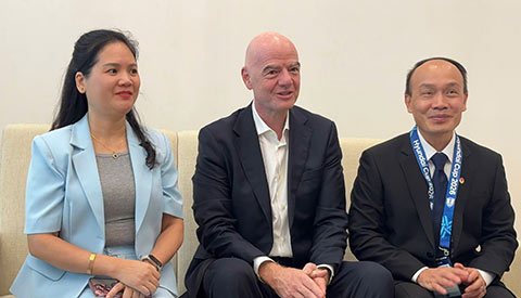 Cùng đón Chủ tịch FIFA còn có Tổng thư ký VFF Nguyễn Văn Phú và Phó Tổng thư ký Nguyễn Thanh Hà