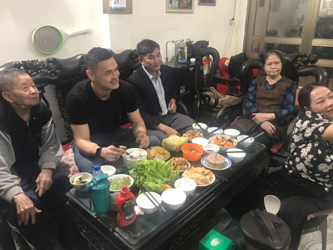 Lê Giang ăn cỗ cùng với gia đình