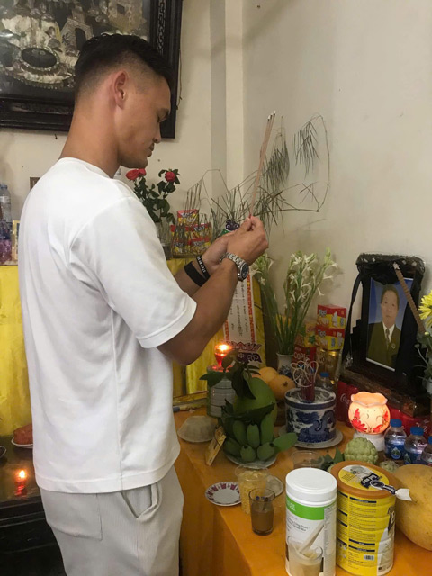 Lê Giang thắp nhang trước bàn thờ gia tiên
