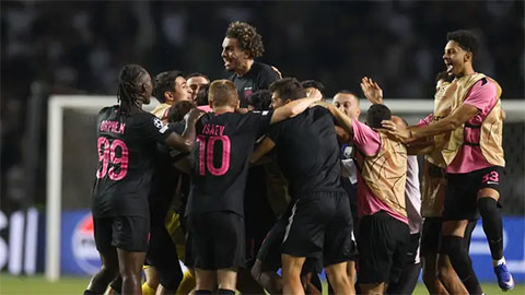 Simone Inzaghi celebrating with his Inter Milan players after beating Barcelona.