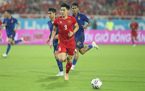 Thái Lan dù chơi nỗ lực nhưng không thể ngăn cản Việt Nam bảo vệ thành công chức vô địch - Ảnh: Minh Tuấn