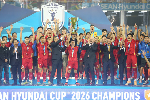 Khoảnh khắc đặc biệt nhất khi Chủ tịch FIFA - Gianni Infantino cùng Chủ tịch VFF - Trần Quốc Tuấn trao chiếc cúp vô địch cho ĐT Việt Nam