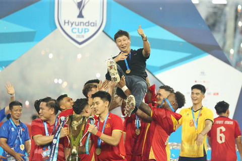 HLV Kim Sang Sik được công kênh trong lần thứ 2 giành chức vô địch AFF Cup cùng bóng đá Việt Nam