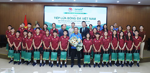 Các cầu thủ Việt Nam nhận sự hỗ trợ về dinh dưỡng