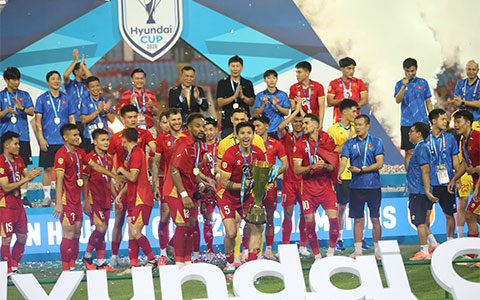 Văn Hậu cùng ĐT Việt Nam nâng cao chức vô địch AFF Cup 2026 - Ảnh: Đức Cường 