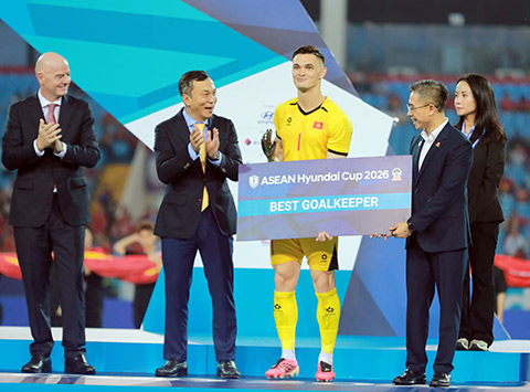 Lê Giang Patrik nhận lời khen từ Chủ tịch FIFA - Ảnh: Đức Cường 