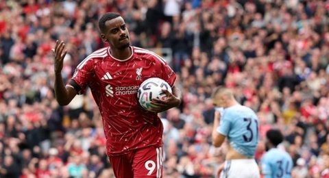 Alexander Isak ăn mừng sau khi ghi bàn cho Liverpool