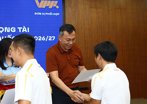 Chủ tịch VFF Trần Quốc Tuấn trao giấy chứng nhận và thẻ làm nhiệm vụ cho các trọng T