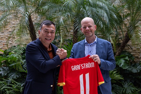 Tổng thư ký FIFA Mattias Grafström (phải) và Chủ tịch LĐBĐVN Trần Quốc Tuấn