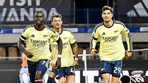 Simone Inzaghi celebrating with his Inter Milan players after beating Barcelona.