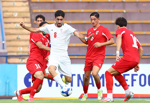 U20 Palestine (đỏ) thi đấu khó chịu - Ảnh: Minh Tuấn