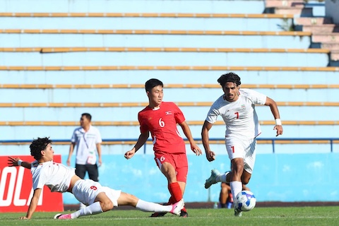 Cả hai đội thi đấu khá cân bằng trong hiệp 1. Ảnh: VFF