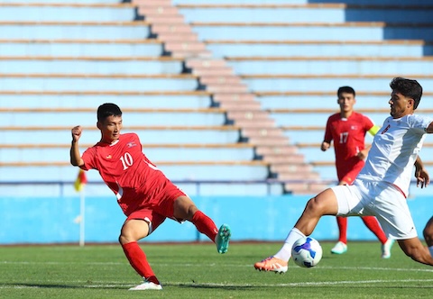 Pha tranh bóng quyết liệt của cả hai đội. Ảnh: VFF