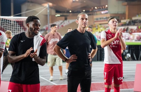 Filipe Luis bên cạnh Stanis Idumbo (trái) và Mathys Detourbet (phải) sau khi Monaco vượt qua vòng loại Conference League