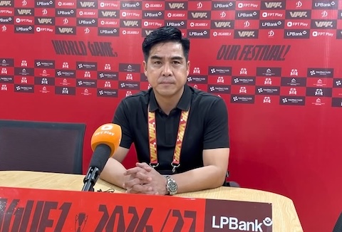 HLV Nguyễn Việt Thắng trả lời họp báo - Ảnh: Tuấn Thành 
