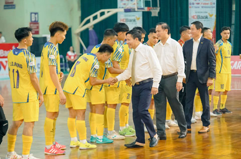 Các vị lãnh đạo, đại diện BTC xuống sân tặng hoa và động viên 2 đội. Ảnh - Nguyễn Khanh