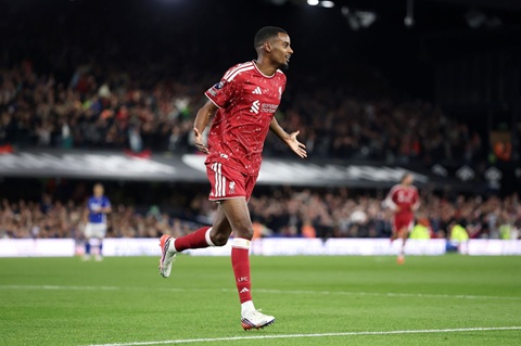Isak đã có 3 bàn tại Premier League mùa này