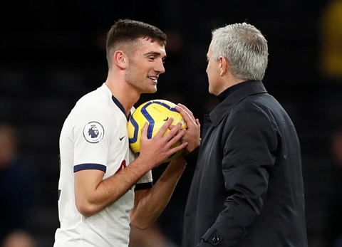 Parrott được Mourinho tặng bóng trong trận ra mắt Premier League vào năm 2019