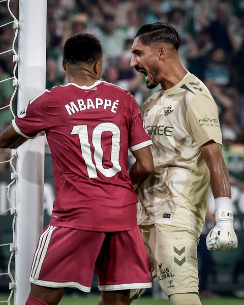 Valles ăn mừng phấn khích sau khi cản được quả phạt đền của Mbappe