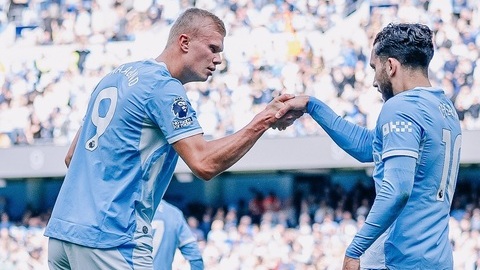 Haaland ăn mừng bàn thắng cùng đồng đội