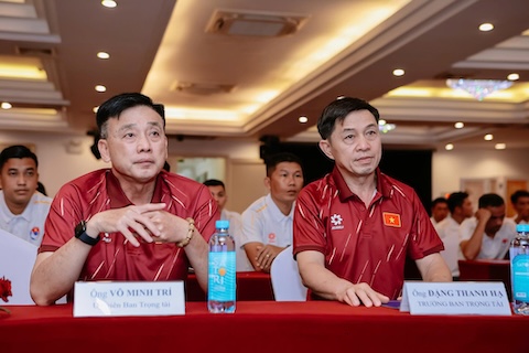 Ông Võ Minh Trí và Đặng Thanh Hạ tại khoá học. Ảnh: Quỳnh Đức 