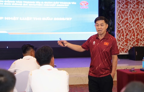 Ông Đặng Thanh Hạ phổ biến luật và điều lệ của các giải đấu 2026/27. Ảnh: Quốc An