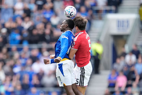 Maguire có pha tranh chấp trên không với tiền đạo Thierno Barry của Everton - Ảnh: PA