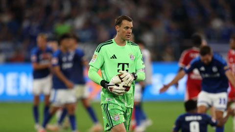 Neuer bị fan cuồng Schalke la ó
