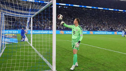 Manuel Neuer vừa trở lại sân Veltins Arena