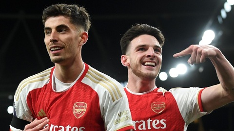 Đồng đội chia vui với Havertz