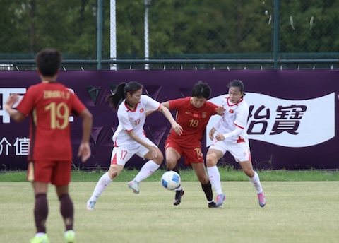 Cuộc tranh T quyết liệt giữa đội nữ Trung Quốc vs Việt Nam. Ảnh: VFF 