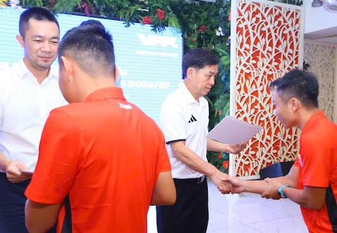 Cấp chứng chỉ và thẻ hành nghề cho các trọng T và trợ lý đạt yêu cầu. Ảnh: Quỳnh Đức 