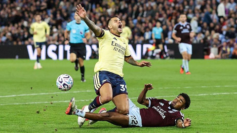 Hội đồng Ngoại hạng Anh thừa nhận Arsenal đáng ra phải được hưởng 11 mét ở tình huống này