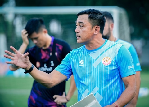 HLV Nguyễn Đức Thắng sau thời gian dài mới quay lại bóng đá đỉnh cao. Ảnh: CANDFC