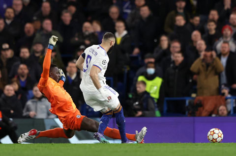 Thêm Mendy gia nhập danh sách "tặng quà" cho Benzema và Real
