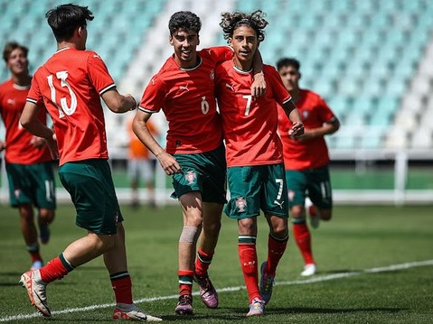 Mesloub (số 7) trong màu áo đội U17 Bồ Đào Nha. Ảnh: Instagram