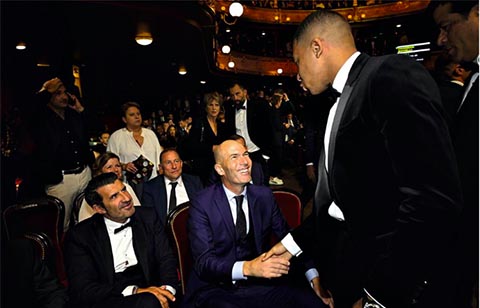 Mbappe đã gặp Zidane ở lễ trao giải Quả bóng vàng hay trong màn ra mắt Real, nhưng anh chưa gặp lại Zizou kể từ khi ông được bổ nhiệm dẫn dắt ĐT Pháp